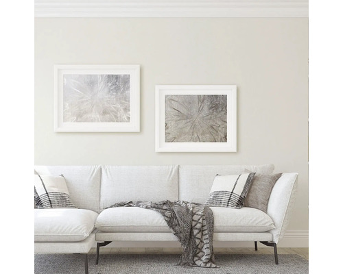 Sufragerie cu canapea, perne, pătură și două reproduceri de artă înrămate