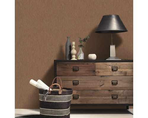 Scenă cu comodă, lampă, decorațiuni și tapet cu model