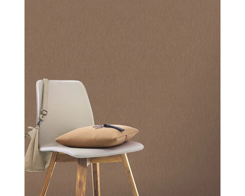 Tapetă vlies cu structură fină în spatele scaunului