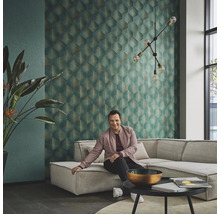 Cameră de zi cu tapet geometric, canapea de colț, plantă de interior și iluminat decorativ pentru o ambianță stilată