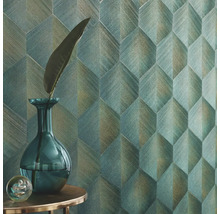 Prim-plan cu un perete cu tapet geometric, decorat cu o vază și o frunză