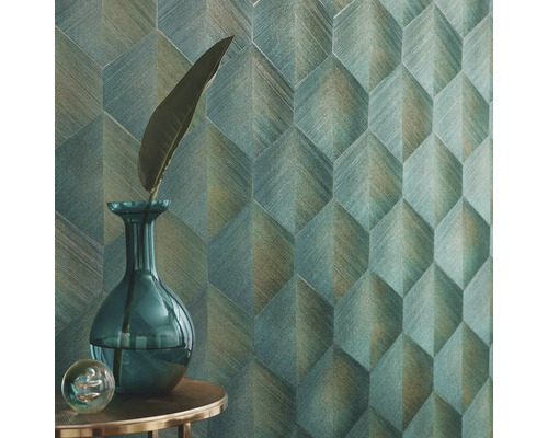 Prim-plan cu un perete cu tapet geometric, decorat cu o vază și o frunză