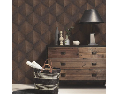 Cameră de zi cu un perete cu tapet tridimensional cu aspect de lemn, comodă și decorațiuni