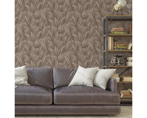 Cameră de zi cu tapet maro cu frunze, canapea și bibliotecă