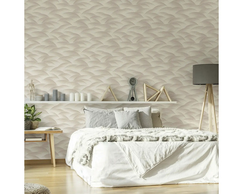 Dormitor cu pat în fața unui perete cu tapet cu model ondulat