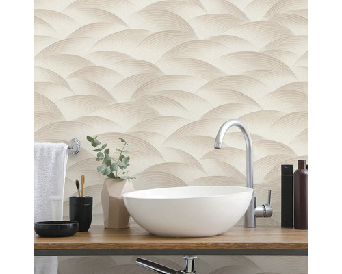 Baie cu lavoar, robinet și tapet cu model