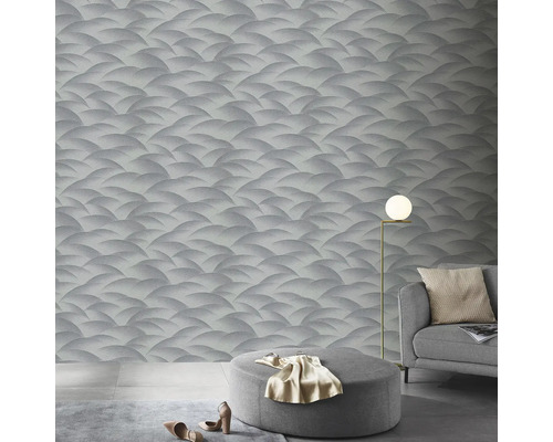 Vedere a camerei cu tapet cu model semicerc, fotoliu și lampadar