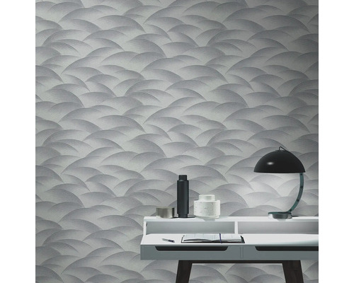 Vedere a camerei cu tapet cu model, birou și lampă