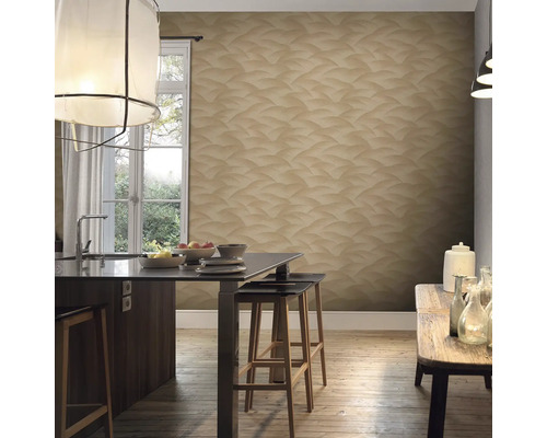 Cameră luminoasă cu tapet cu model, masă de bucătărie și scaune