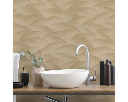 Baie modernă cu tapet bej cu design ondulat, lavoar alb montat pe blat și baterie