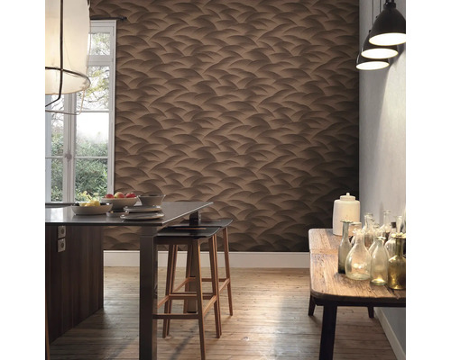 Spațiu de locuit cu tapet maro cu model ondulat, masă de bucătărie și podea din lemn