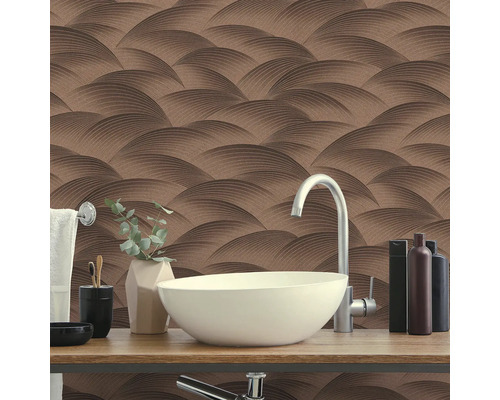 Baie cu chiuvetă și tapet cu model