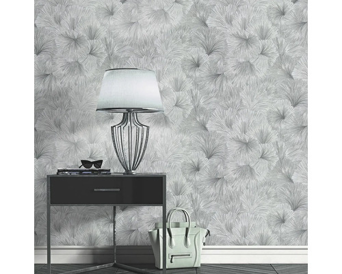 Scenă cu tapet cu model, noptieră, lampă, poșetă și accesorii