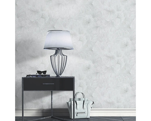 Cameră luminoasă cu tapet cu model, noptieră, lampă și geantă de mână