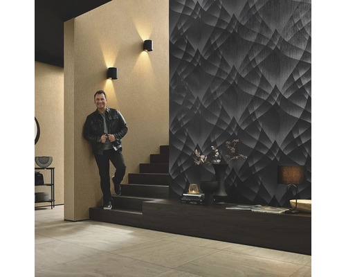 Cameră de zi cu scară, aplice de perete și tapet cu model grafic