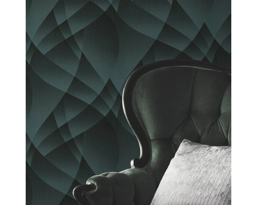 Tapet cu model geometric și fotoliu cu pernă