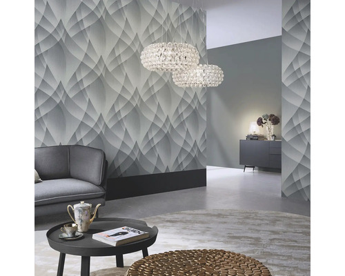 Cameră de zi cu tapet gri, canapea, masă și lămpi rotunde de tavan