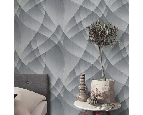 Vedere a camerei cu tapet cu model, noptieră, decorațiuni și pat