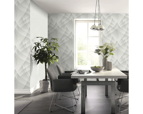 Sufragerie cu design modern, masă, scaune, plantă de apartament și tapet cu model grafic