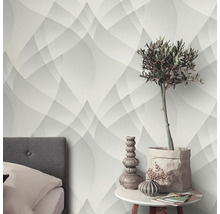 Scenă cu tapet geometric, pat și masă cu decorațiuni.