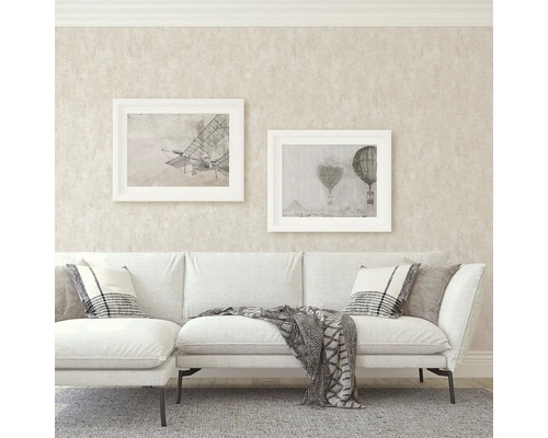 Sufragerie cu canapea, perne, pătură și tablouri pe perete