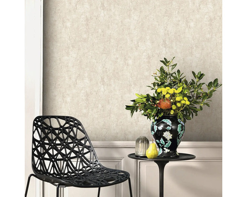 Cameră decorativă cu tapet cu model, scaun și vază cu flori