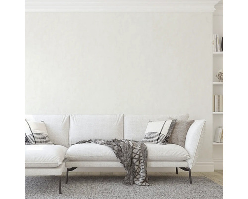 Cameră de zi cu canapea albă, perne și bibliotecă