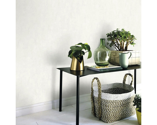 Design interior cu masă, plante și decorațiuni