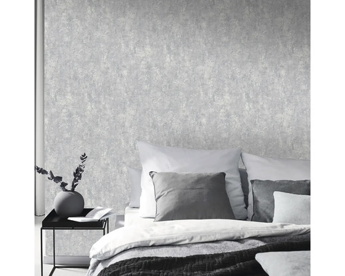 Dormitor cu tapet texturat cu aspect de piatră