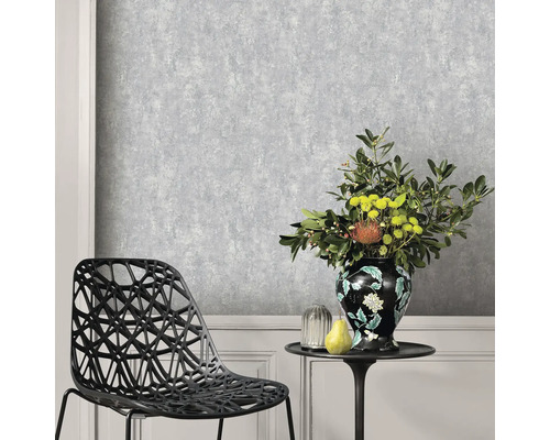 Scenă cu un tapet gri texturat, un scaun și o masă cu o vază cu flori