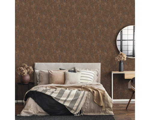 Dormitor cu tapet structurat maro, pat și mobilier