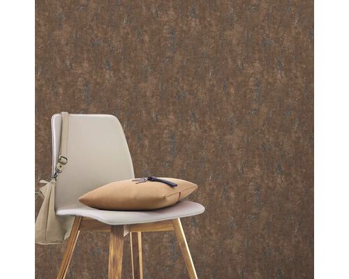 Exemplu de amenajare cu tapet maro pe fundal, un scaun și o geantă