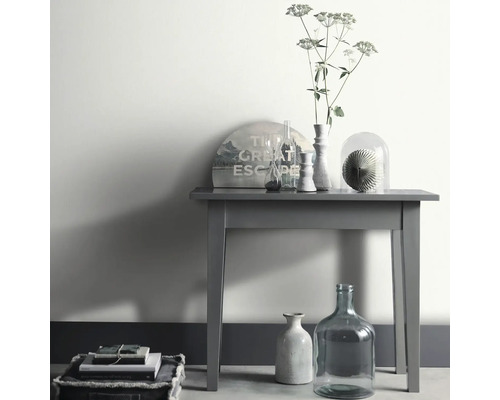 Aranjament decorativ cu masă, vaze și carte