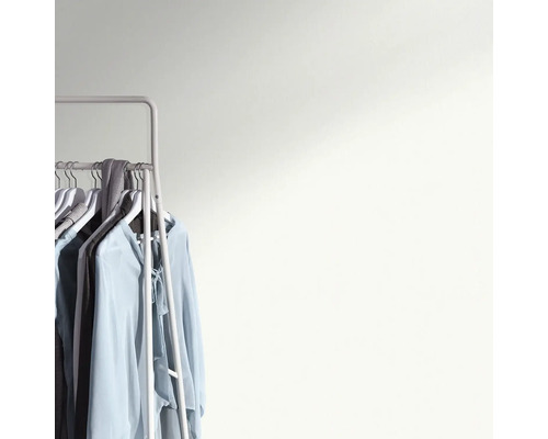 Suport pentru haine cu diverse articole vestimentare