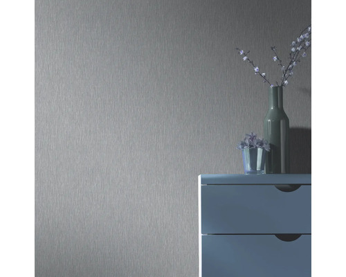 Tapetă texturată în sufragerie cu comodă și decorațiuni