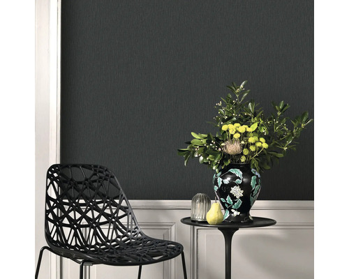 Scenă cu tapet texturat, un scaun, o masă cu o vază de flori și decorațiuni.