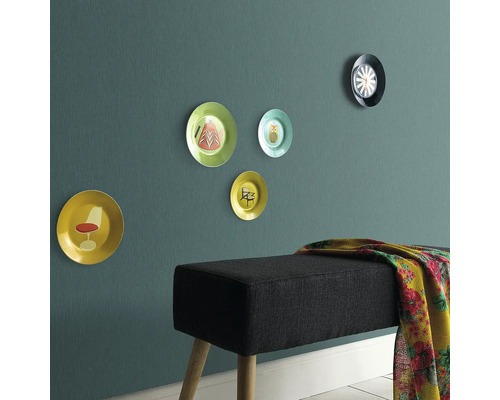 Decorație de perete cu farfurii decorative și o bancă