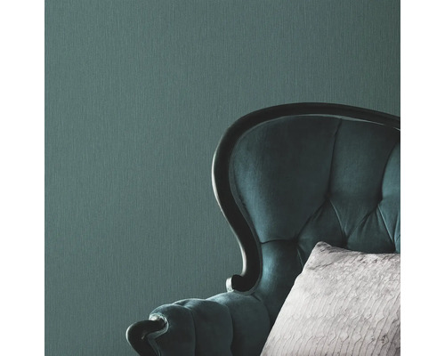 Prim-plan cu tapet cu model și fotoliu cu nasturi