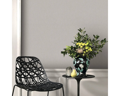 Tapetă în cameră cu scaun și masă