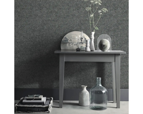 Scenă cu masă, decorațiuni și tapet texturat