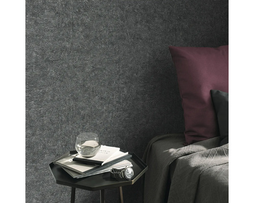 Scenă de dormitor cu tapet închis, noptieră și pat