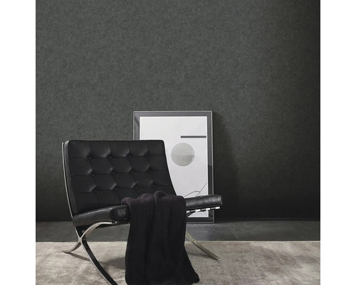 Scenă de locuit cu tapet de vinil închis la culoare, fotoliu și imagine înrămată