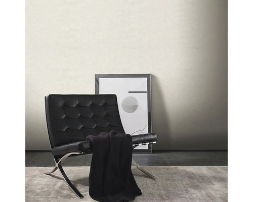 Cameră de zi cu tapet uni, fotoliu și imagine