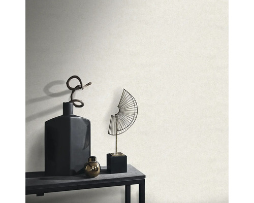 Accesorii decorative pe o masă în fața unui perete