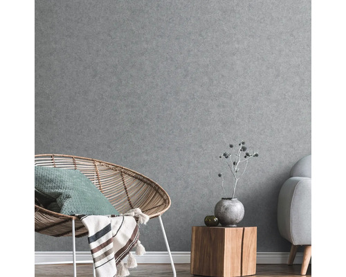 Decor de perete gri cu fotoliu, măsuță laterală și canapea în camera de zi.