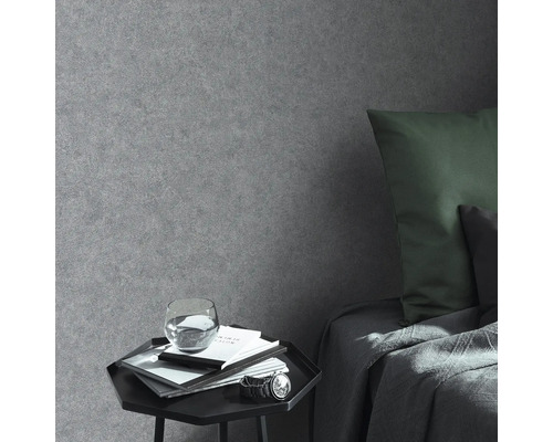 Tapetă vlies gri în dormitor cu noptieră