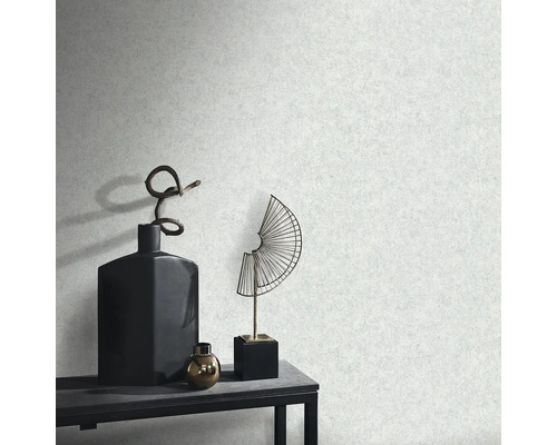 Tapetă decorativă cu ornamente, vaze și decorațiuni pe o masă.