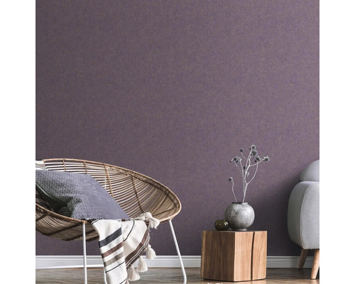 Cameră de zi cu scaun de ratan, masă din lemn și tapet netesut