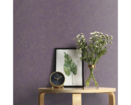 Prim-plan al unei mese cu decor în fața unui tapet cu model