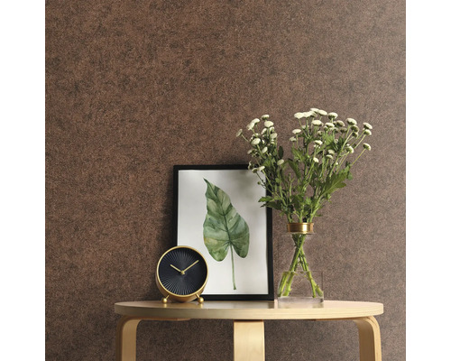 Prim-plan cu o cameră cu tapet maro, masă, ceas, flori și o imagine înrămată